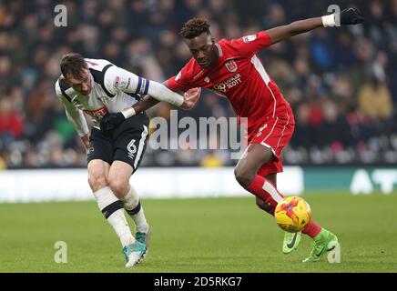 Derby County Richard Keogh (links) und Bristol City zwei Tore Torschütze Tammy Abraham kämpft um den Ball Stockfoto