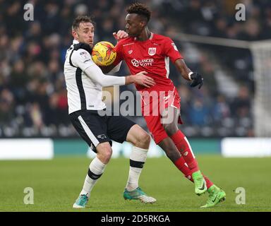 Derby County Richard Keogh (links) und Bristol City zwei Tore Torschütze Tammy Abraham kämpft um den Ball Stockfoto