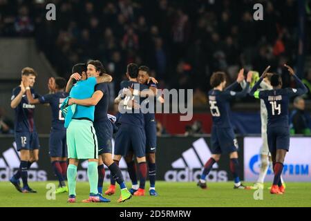 Die Spieler von Paris Saint-Germain feiern das 4:0-Spiel nach Barcelona Die letzte Pfeife als Barcelonas Luis Suarez (links) und Paris Saint-Germain Edinson Cavani Umarmung Stockfoto