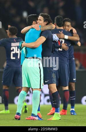 Barcelonas Luis Suarez (links) und Paris Saint-Germain Edinson Cavani umarmen Nach der letzten Pfeife Stockfoto