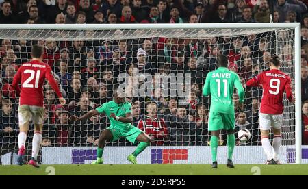 Zlatan Ibrahimovic von Manchester United erzielt das zweite Tor seiner Seite Das Spiel Stockfoto