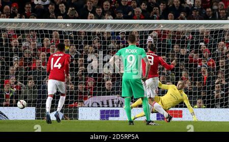 Zlatan Ibrahimovic von Manchester United erzielt das dritte Tor seiner Seite Das Spiel von der Strafstelle Stockfoto