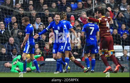 Birmingham City Torwart Tomasz Kuszczak taucht vergeblich als er Ist nicht in der Lage, den Schuss aus Queens Park zu halten Matt Smith der Rangers für das Eröffnungziel des Spiels Stockfoto