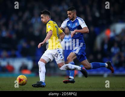 Pablo Hernandez von Leeds United (links) und Luke Hyam von Ipswich Town In Aktion Stockfoto