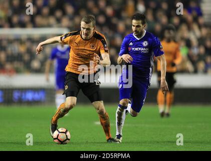 Wolverhampton Wanderers' Jon Dadi Bodvarsson (links) und Chelsea's Cesc Fabregas In Aktion Stockfoto