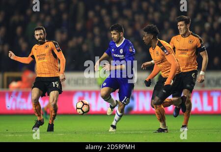 Chelsea's Diego Costa (Mitte) in Aktion mit Wolverhampton Wanderers' Jack Price (links), Kortney Hause (2. Rechts) und Danny Batth Stockfoto