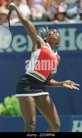 Die USA-Venus Williams steht gegen Kroatiens Silvija Talaja. Williams gewann 3-6, 6-3, 9-7. Stockfoto