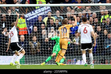 Harry Kane von Tottenham Hotspur erzielt das zweite Tor seiner Seite Stockfoto