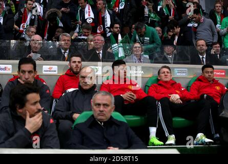 David Gill (hinten zweite links), Sir Alex Ferguson (hinten Mitte, links), Norma Charlton (hinten Mitte, rechts), Sir Bobby Charlton (hinten zweite rechts) und Manchester United Executive Vice-Chairman Ed Woodward (hinten rechts) sitzen hinter dem Manchester United Dugout, einschließlich Manchester United Manager Jose Mourinho (vorne, Mitte) Stockfoto