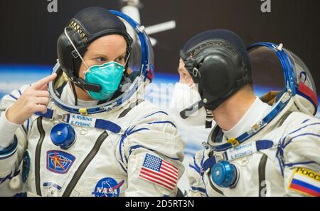 Baikonur, Kasachstan. Oktober 2020. Expedition 64 die NASA-Astronautin Kate Rubins, links, und der russische Kosmonaut Sergej Ryschikow, links, werden nach russischen Sokol-Überdruckkontrollen gesehen, während sie sich mit ihrem Mitstreiter Sergej KUD-Sverchkov vom Roskosmos auf ihren Sojus-Start zur Internationalen Raumstation am 14. Oktober 2020 im Kosmodrom Baikonur in Kasachstan vorbereiten. Das Trio startete um 1:45 Uhr EDT, um eine sechsmonatige Mission an Bord der Internationalen Raumstation zu beginnen. Foto von Andrey Shelepin/GCTC/NASA/UPI Credit: UPI/Alamy Live News Stockfoto