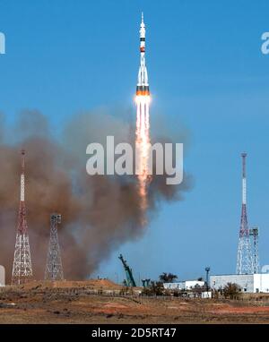 Baikonur, Kasachstan. Oktober 2020. Die Sojus-MS-17-Rakete wird am 64 14. Oktober 2020 mit den russischen Kosmonauten Sergej Ryzhikov und Sergej KUD-Sverchkov von Roskosmos und NASA-Astronautin Kate Rubins auf dem Kosmodrom Baikonur in Kasachstan gestartet. Ryzhikov, KUD-Sverchkov und Rubins starteten um 1:45 Uhr EDT, um eine sechsmonatige Mission an Bord der Internationalen Raumstation zu beginnen. Foto von Andrey Shelepin/GCTC/NASA/UPI Credit: UPI/Alamy Live News Stockfoto