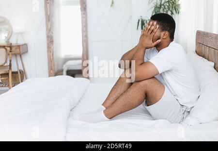 African American Guy Berühren Schmerzenden Kopf Mit Kopfschmerzen Schmerzen In Der Halle Stockfoto