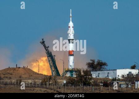 Baikonur, Kasachstan. Oktober 2020. Die Sojus-MS-17-Rakete wird am 64 14. Oktober 2020 mit den russischen Kosmonauten Sergej Ryzhikov und Sergej KUD-Sverchkov von Roskosmos und NASA-Astronautin Kate Rubins auf dem Kosmodrom Baikonur in Kasachstan gestartet. Ryzhikov, KUD-Sverchkov und Rubins starteten um 1:45 Uhr EDT, um eine sechsmonatige Mission an Bord der Internationalen Raumstation zu beginnen. Foto von Andrey Shelepin/GCTC/NASA/UPI Credit: UPI/Alamy Live News Stockfoto