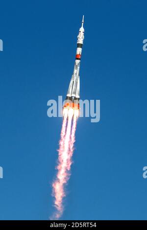 Baikonur, Kasachstan. Oktober 2020. Die Sojus-MS-17-Rakete wird am 64 14. Oktober 2020 mit den russischen Kosmonauten Sergej Ryzhikov und Sergej KUD-Sverchkov von Roskosmos und NASA-Astronautin Kate Rubins auf dem Kosmodrom Baikonur in Kasachstan gestartet. Ryzhikov, KUD-Sverchkov und Rubins starteten um 1:45 Uhr EDT, um eine sechsmonatige Mission an Bord der Internationalen Raumstation zu beginnen. Foto von Andrey Shelepin/GCTC/NASA/UPI Credit: UPI/Alamy Live News Stockfoto