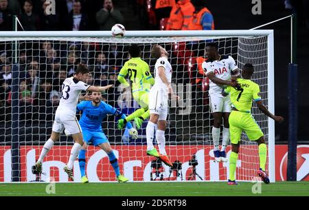 Tottenham Hotspur's Harry Kane (Mitte) erzielt dabei ein eigenes Tor Das Spiel Stockfoto