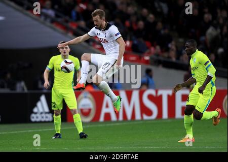 Tottenham Hotspur's Harry Kane (Mitte) in Aktion Stockfoto