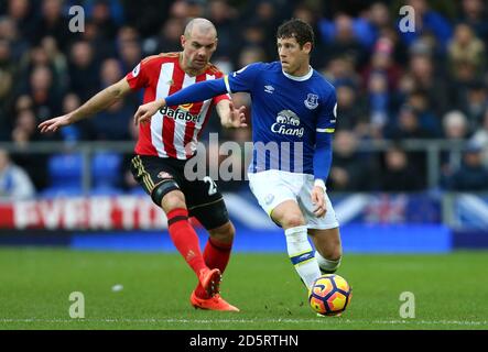 Everton's Ross Barkley, rechts, und Darron Gibson von Sunderland Stockfoto