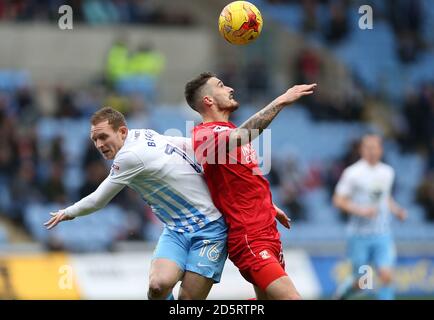 Stuart Beavon von von Coventry City (links) und Bradley Barry von Swindon Town Stockfoto