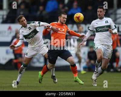 Luton Town Jack Marriott kämpft mit Plymouth um den Ball Argyle Gary Sawyer (links) und Sonny Bradley (rechts) Stockfoto