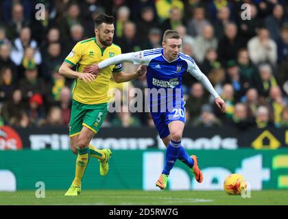 Russell Martin (links) von Norwich City und Freddie Sears von Ipswich Town Kampf um den Ball Stockfoto