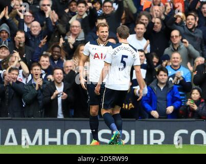 Harry Kane von Tottenham Hotspur (links) feiert den zweiten Platz seiner Seite Ziel des Spiels mit Teamkollege Jan Vertonghen Stockfoto