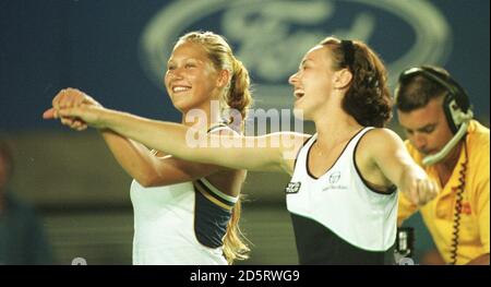 Die Russin Anna Kournikova, links und SchweizMartina Hingis, Siegerin des Doppeltitels der Frauen gegen Lindsay Davenport aus den USA und Natasha Zvereva aus Weißrussland 7-5, 6-3. Stockfoto