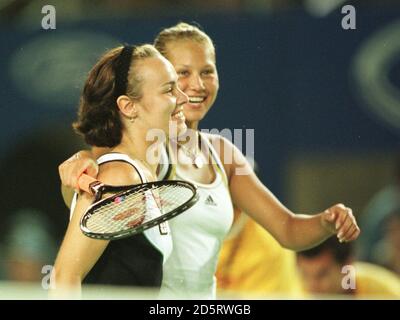 Die Russin Anna Kournikova, links und SchweizMartina Hingis, Siegerin des Doppeltitels der Frauen gegen Lindsay Davenport aus den USA und Natasha Zvereva aus Weißrussland 7-5, 6-3. Stockfoto