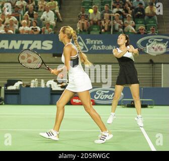 Die Russin Anna Kournikova, links und SchweizMartina Hingis, Siegerin des Doppeltitels der Frauen gegen Lindsay Davenport aus den USA und Natasha Zvereva aus Weißrussland 7-5, 6-3. Stockfoto