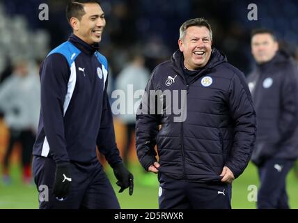 Leicester City Hausmeister Craig Shakespeare (rechts) mit Leonardo Ulloa Stockfoto