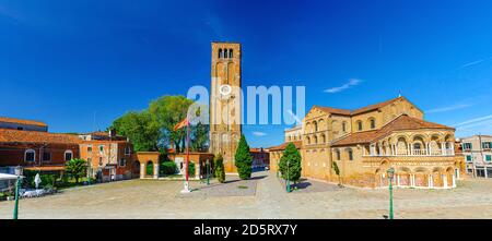 Kirche Santa Maria e San Donato und Glockenturm Backsteingebäude auf Campo San Donato Platz in Murano Inseln, Provinz Venedig, Region Venetien, Norditalien. Stadtbild mit Postkarte von Murano. Stockfoto