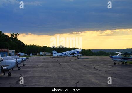 MONTGOMERY, NJ – 30. MAI 2020 – Blick bei Sonnenuntergang auf ein Springbok Classic Air DC3 Flugzeug am Princeton Airport (PCT) in Princeton, New Jersey, USA Stockfoto