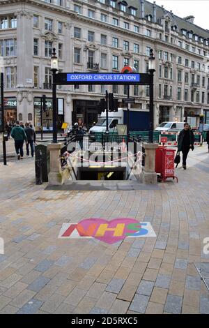 NHS Herzschild vor der U-Bahnstation Oxford Circus, London. Stockfoto