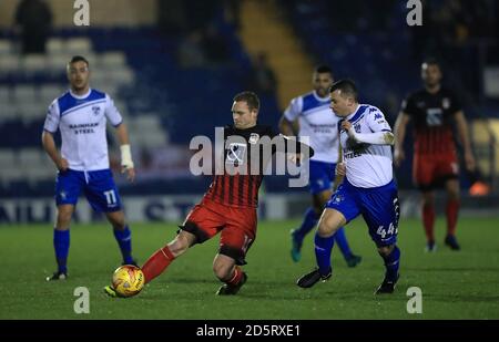 Stuart Beavon von von Coventry City (links) und Paul Caddis von Bury Für den Ball Stockfoto