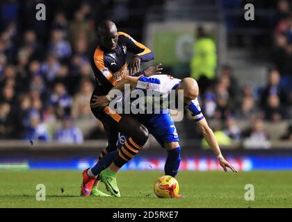 Mohamed Diame von Newcastle United (links) und Brighton & Hove Albion Bruno Saltor Kampf um den Ball Stockfoto