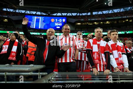 Southampton-Anhänger reagieren auf den Tribünen im Wembley-Stadion Stockfoto