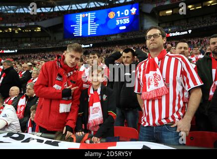 Southampton-Anhänger reagieren auf den Tribünen im Wembley-Stadion Stockfoto