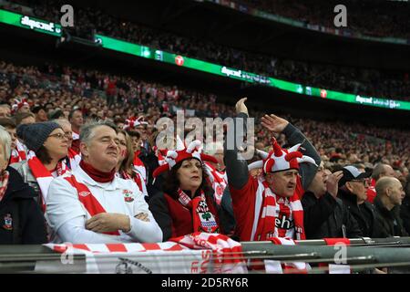 Southampton-Anhänger reagieren auf den Tribünen im Wembley-Stadion Stockfoto