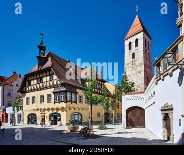 Bachfischer Teehaus und Kirchturm des Stiftsklosters unserer Lieben Frau von der Alten Kapelle, Regensburg, Bayern, Deutschland Stockfoto