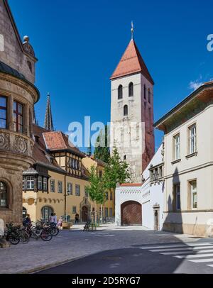 Bachfischer Teehaus und Kirchturm des Stiftsklosters unserer Lieben Frau von der Alten Kapelle, Regensburg, Bayern, Deutschland Stockfoto