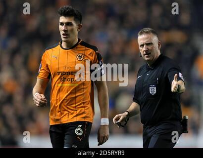 Wolverhampton Wanderers' Danny Batth wird von Matchschiedsrichter Jonathan geleitet Moos Stockfoto