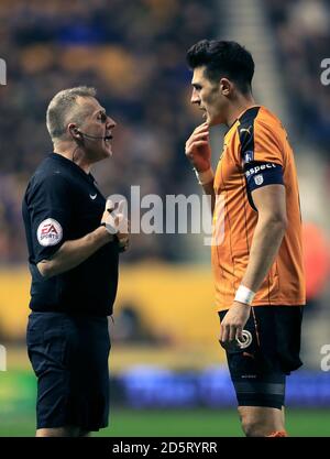 Matchschiedsrichter Jonathan Moss spricht mit Wolverhampton Wanderers' Danny Batth Stockfoto