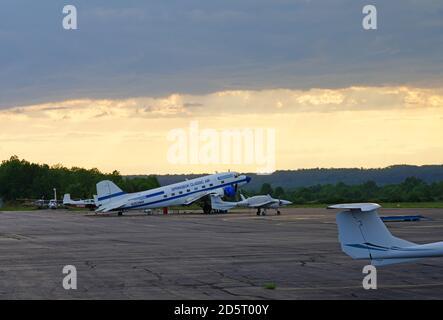 MONTGOMERY, NJ – 30. MAI 2020 – Blick bei Sonnenuntergang auf ein Springbok Classic Air DC3 Flugzeug am Princeton Airport (PCT) in Princeton, New Jersey, USA Stockfoto