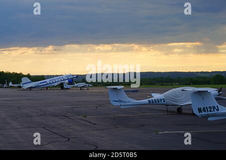 MONTGOMERY, NJ – 30. MAI 2020 – Blick bei Sonnenuntergang auf ein Springbok Classic Air DC3 Flugzeug am Princeton Airport (PCT) in Princeton, New Jersey, USA Stockfoto