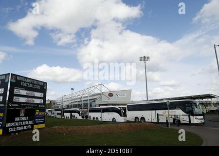 Gesamtansicht der Sixfields und der Charlton Athletic Fantrainer Stockfoto