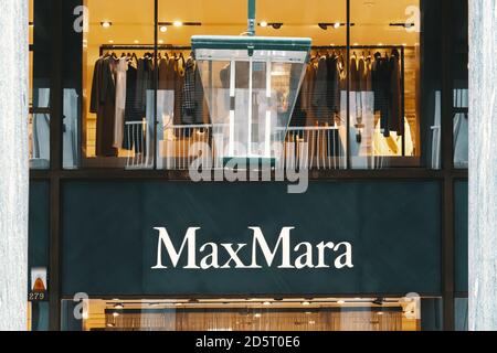 Max Mara Logo und Schaufenster des Ladens bei Nacht. Max Mara ist ein italienisches Modegeschäft, das hochmoderne Ready-to-Wear-Kleidung vermarktet. Bergamo, Italien - 29 Stockfoto