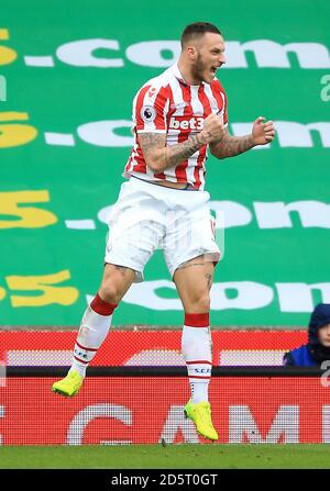 Marko Arnautovic von Stoke City feiert das zweite Tor seiner Seite Des Spiels Stockfoto