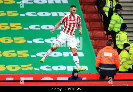 Marko Arnautovic von Stoke City feiert das zweite Tor seiner Seite Des Spiels Stockfoto