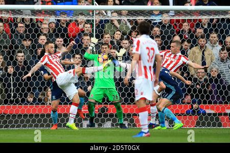 Marko Arnautovic (links) von Stoke City erzielt das zweite Tor seiner Seite Des Spiels Stockfoto