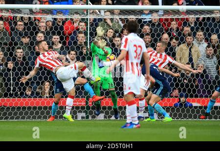 Marko Arnautovic (links) von Stoke City erzielt das zweite Tor seiner Seite Des Spiels Stockfoto