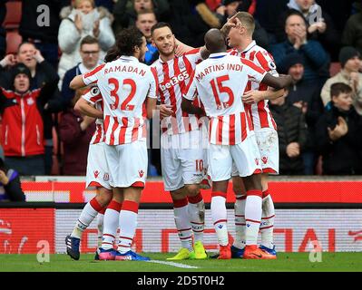 Marko Arnautovic (Mitte) von Stoke City feiert den zweiten Platz seiner Seite Ziel des Spiels mit Teamkollegen Stockfoto